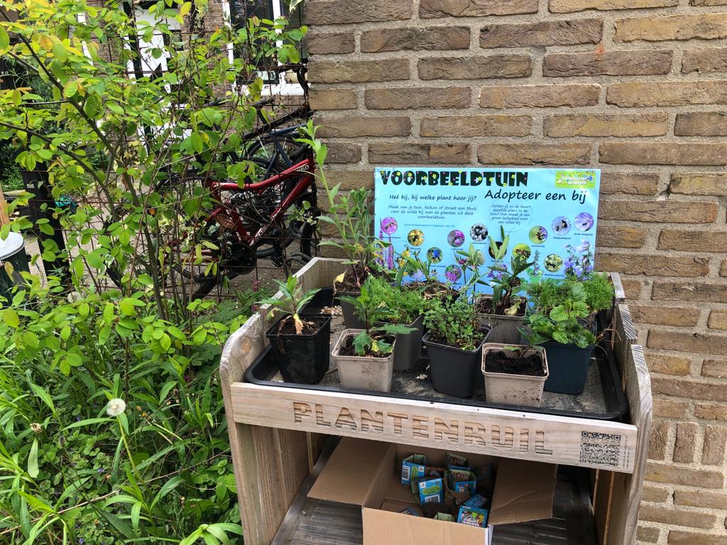 Een plantenruilkast. Net als de weggeefbibliotheekjes die je soms langs de kant van de weg ziet, maar dan voor plantjes. Een goed voorbeeld van burgerparticipatie. 
