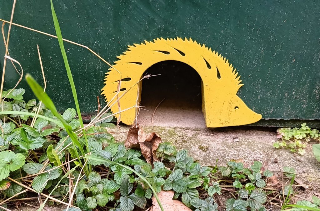 Een egeldoorgangetje in een tuindeur, net als een kattenluikje, maar dan voor de egel. Door communicatie iver dit thema, kunnen gels geholpen worden. 