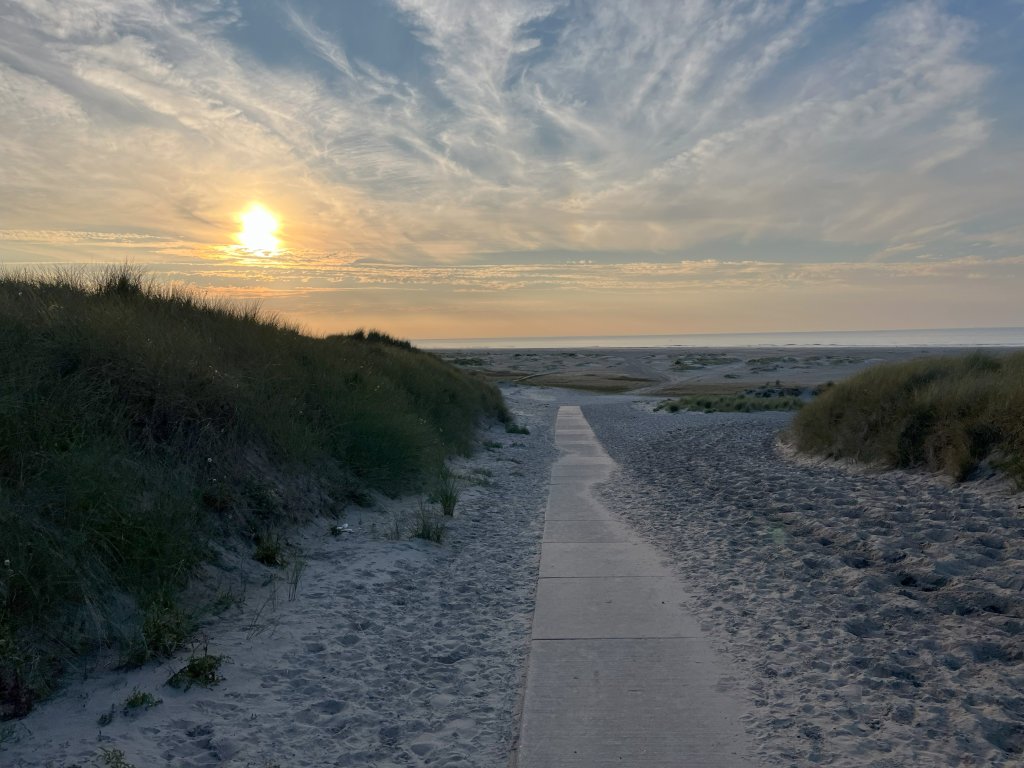 strandopgang op Terschelling met beginnende zonsondergang. Ecologisch groenbeheer is voor een plek als deze, waar natuur centraal staat, van extra waarde. 