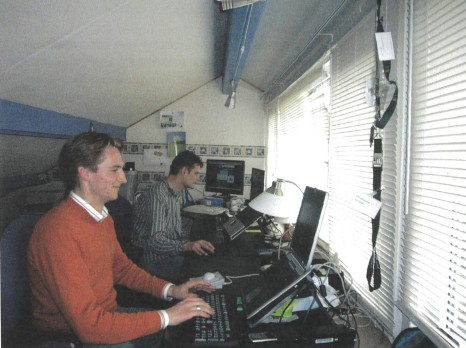 Oprichters van NLadviseurs, Guido Hamelink en Sander Kristalijn, samen op de zolderkamer aan het werk - de start van het bedrijf.